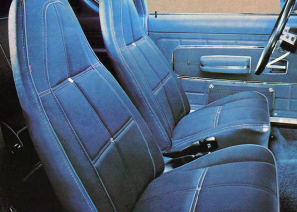 Jok mobil dengan bahan kain denim